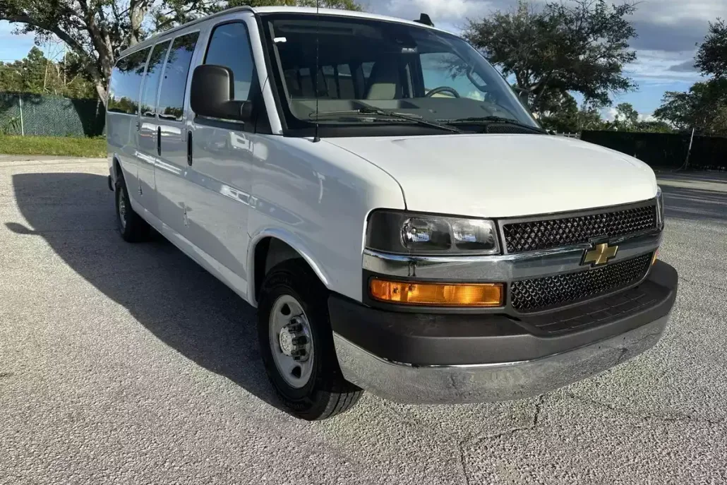2025 Chevrolet Express Passenger 3500 LT photo 1