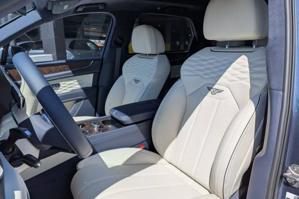 2025 Bentley Bentayga Azure photo 1
