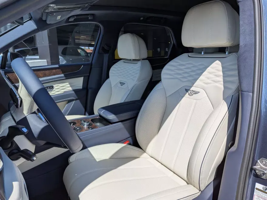 2025 Bentley Bentayga Azure photo 1
