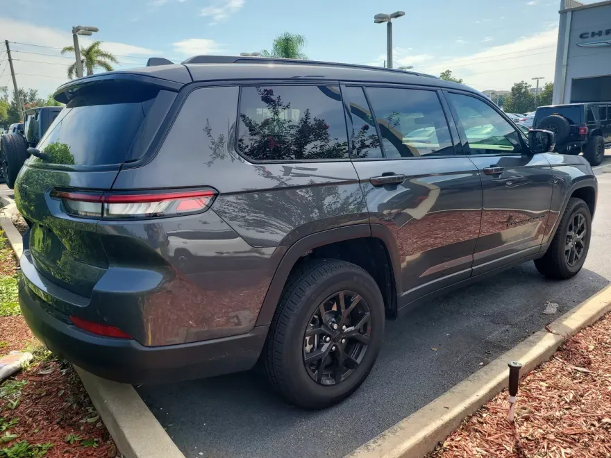 2025 Jeep Grand Cherokee Laredo Altitude X photo 1
