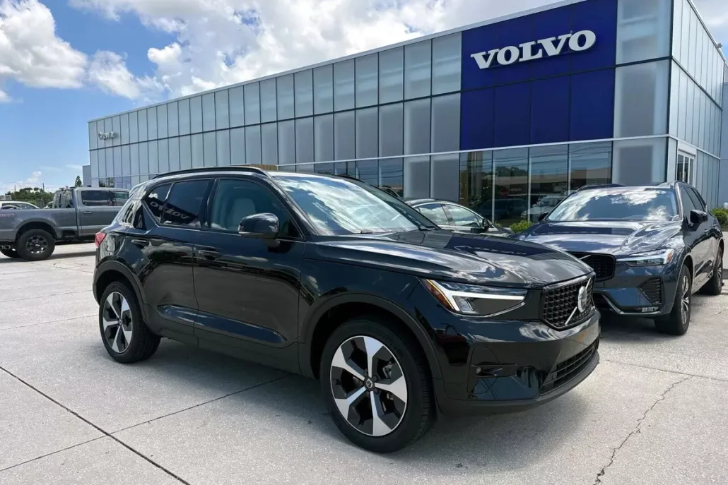 2026 Volvo XC40 Plus photo 1