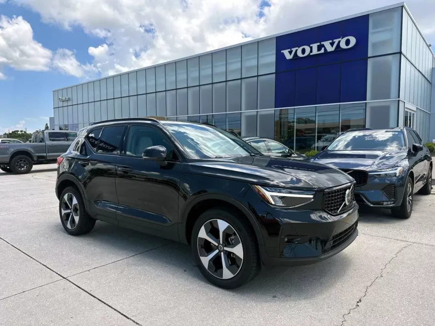 2026 Volvo XC40 Plus photo 1