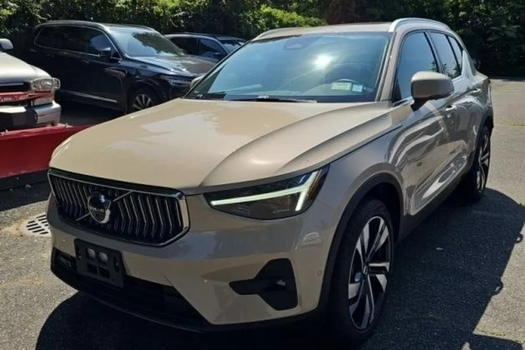 2025 Volvo XC40 photo 1