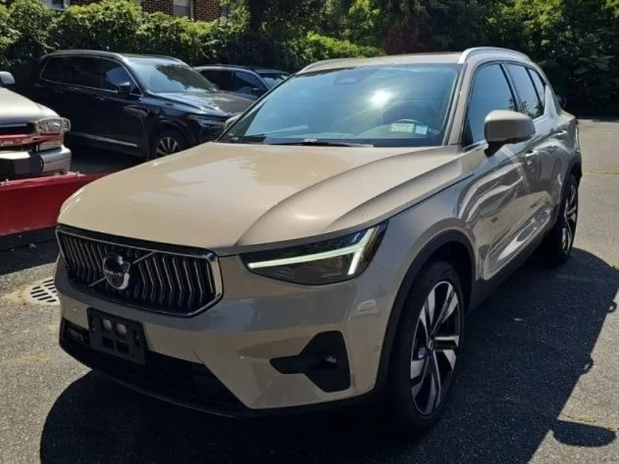 2025 Volvo XC40 photo 1
