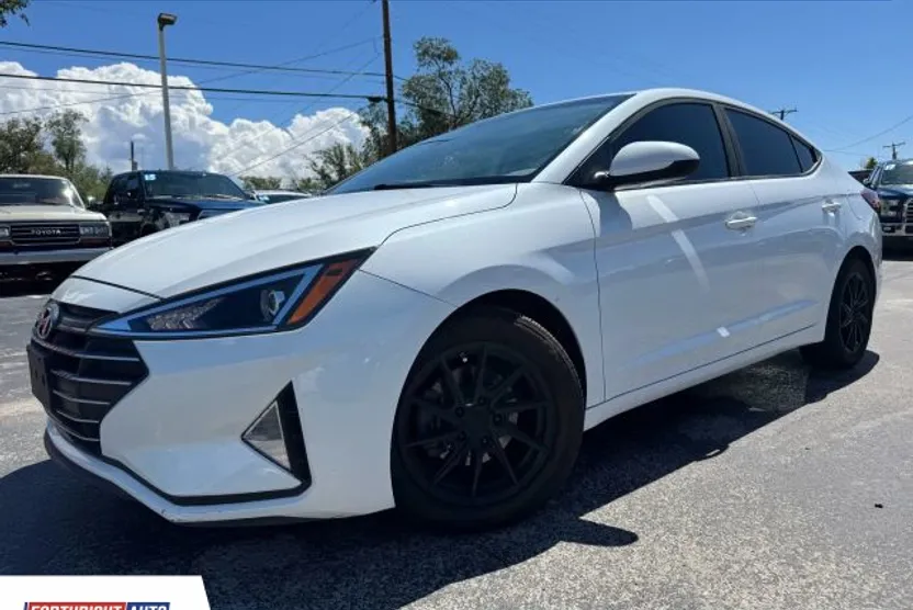 2020 Hyundai Elantra SEL photo 1
