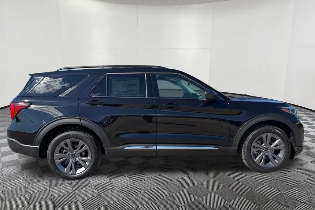 2025 Ford Explorer photo 1
