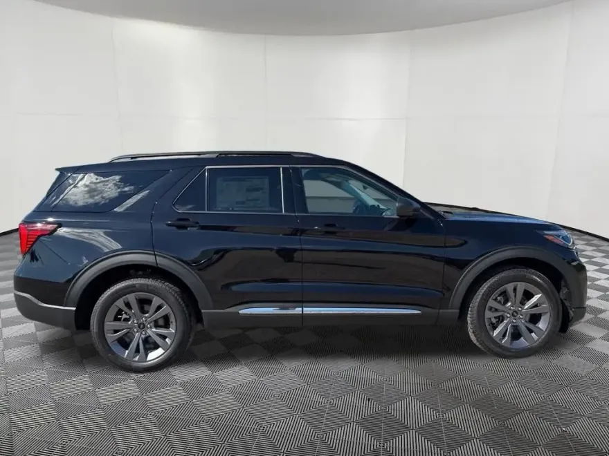 2025 Ford Explorer photo 1