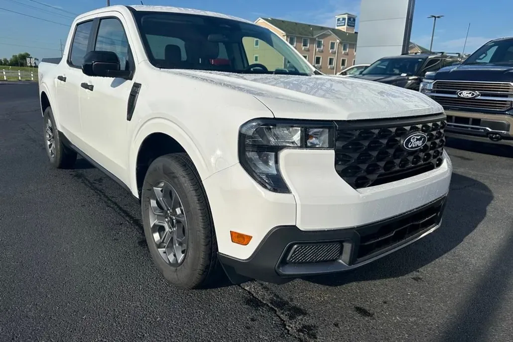 2025 Ford Maverick XLT photo 1