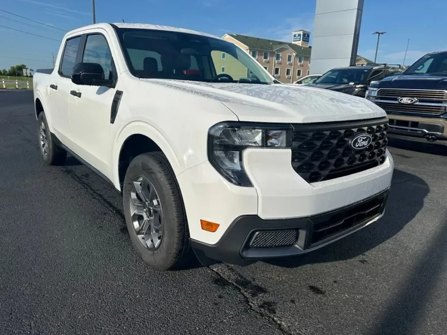 2025 Ford Maverick XLT photo 1