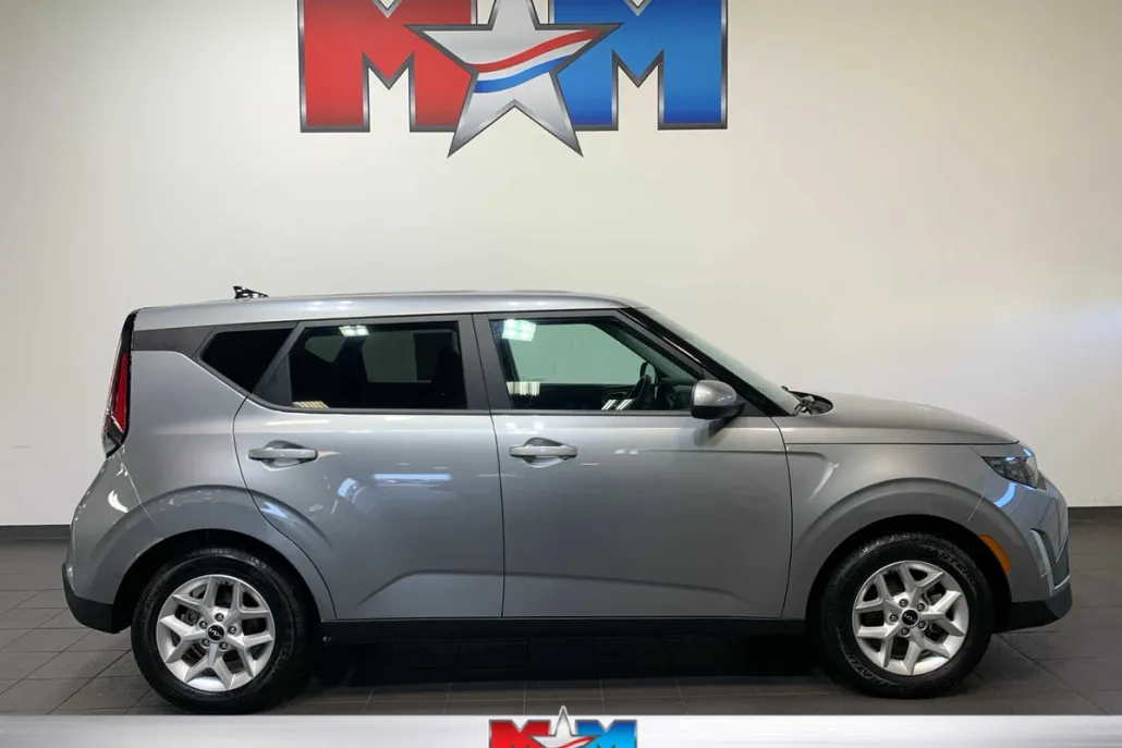 2023 Kia Soul LX photo 1