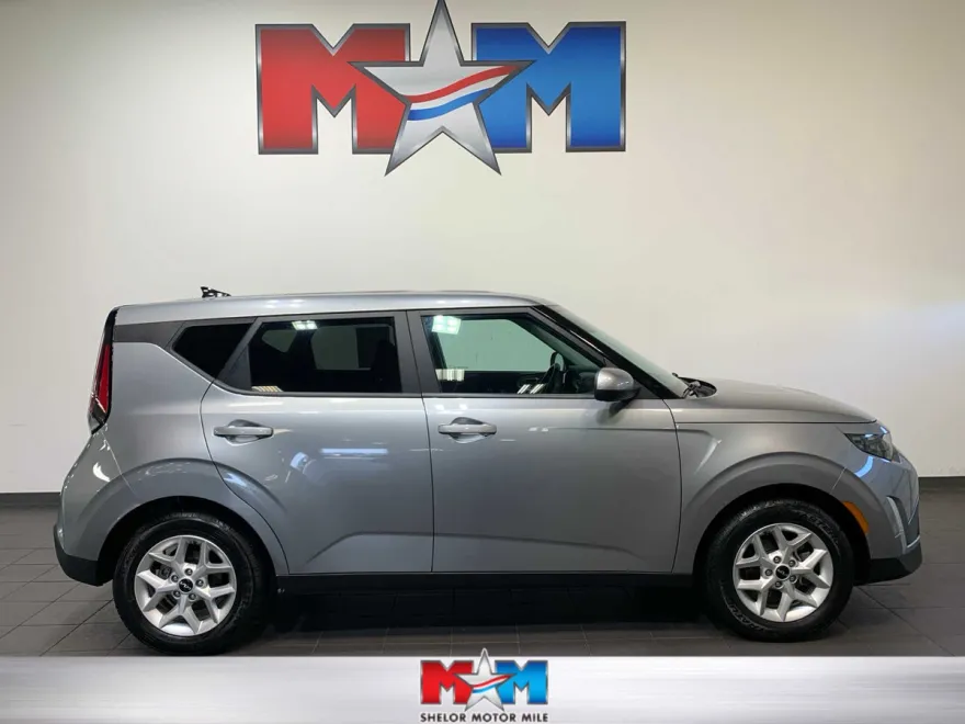 2023 Kia Soul LX photo 1