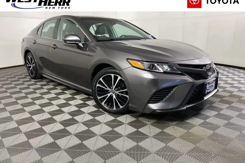 2019 Toyota Camry SE photo 1