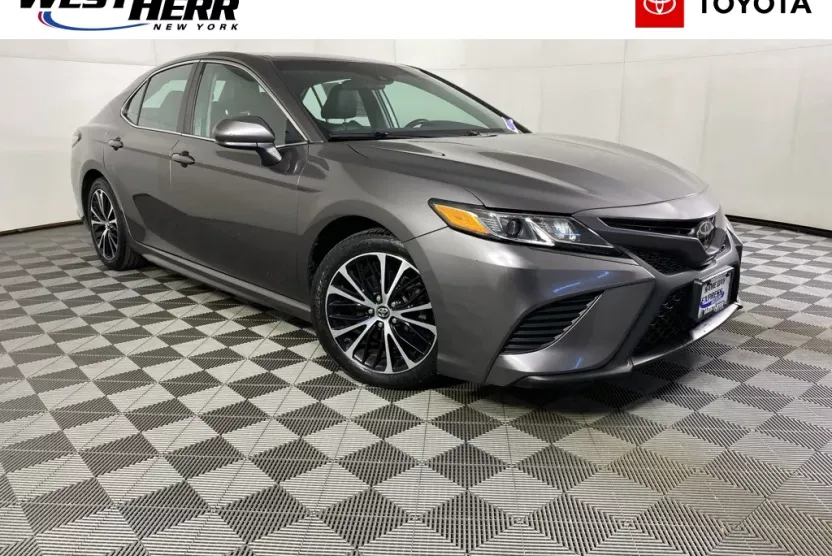 2019 Toyota Camry SE photo 1