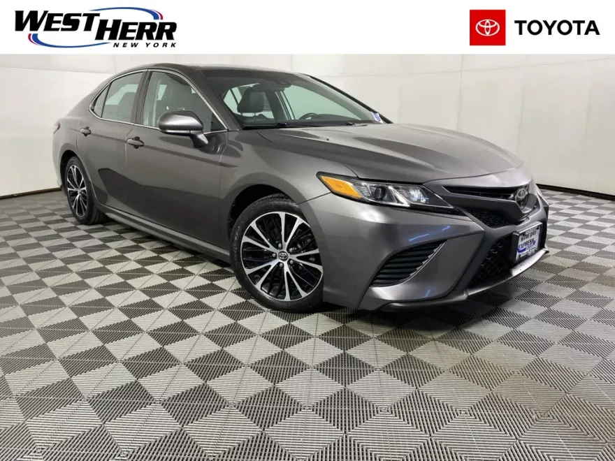 2019 Toyota Camry SE photo 1