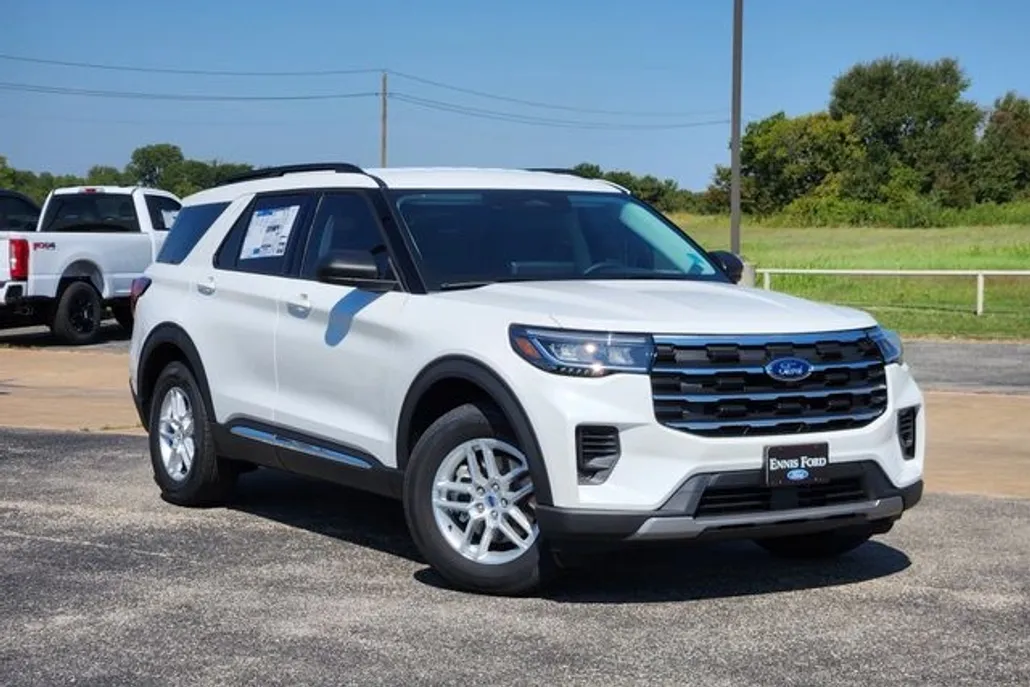 2025 Ford Explorer photo 1