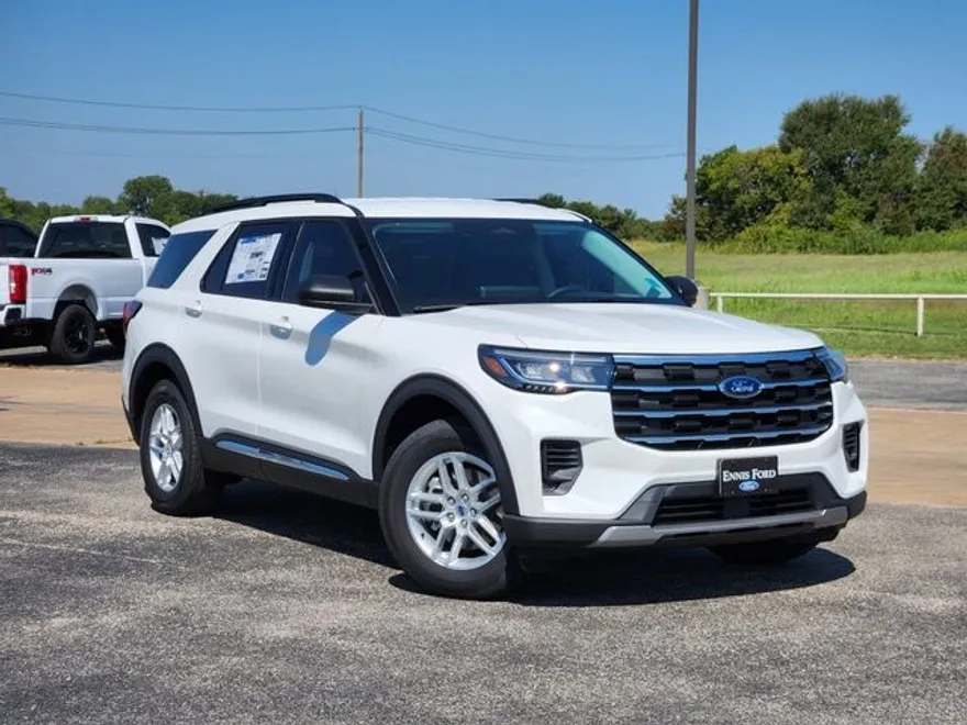 2025 Ford Explorer photo 1