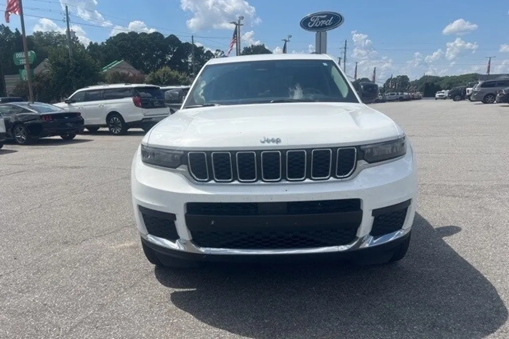 2022 Jeep Grand Cherokee Laredo photo 1