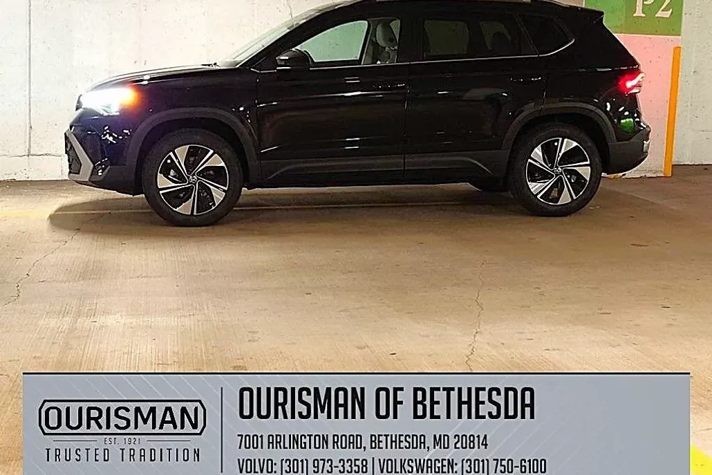 2025 Volkswagen Taos SE photo 1