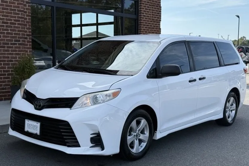2020 Toyota Sienna L photo 1