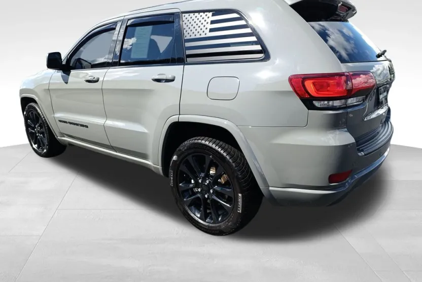 2022 Jeep Cherokee Laredo X photo 1