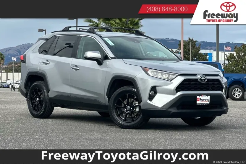 2021 Toyota RAV4 XLE photo 1