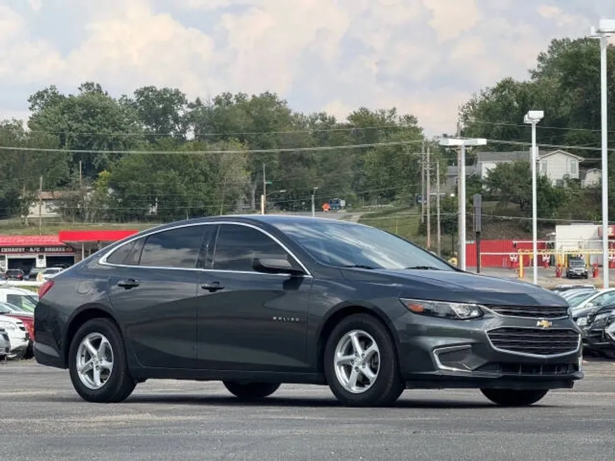 2017 Chevrolet Malibu LS photo 1