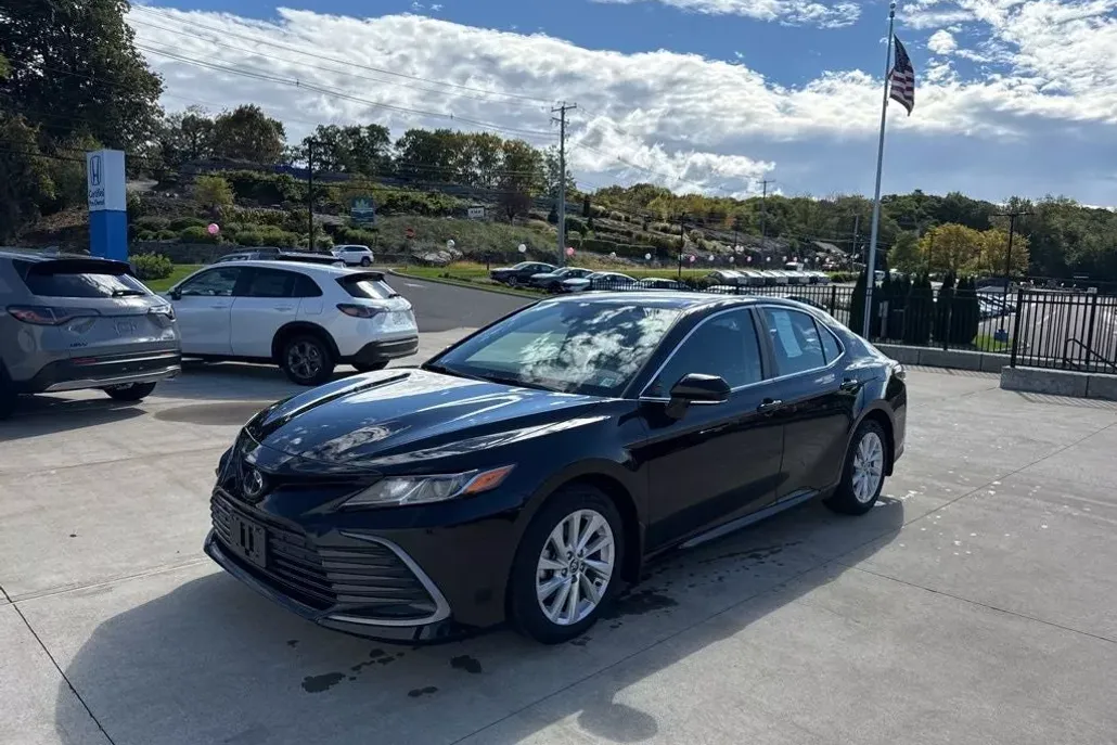 2023 Toyota Camry LE photo 1