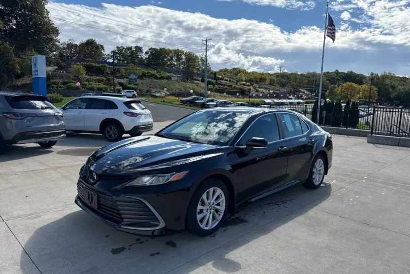 2023 Toyota Camry LE photo 1