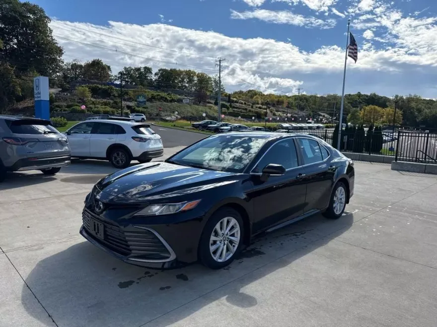 2023 Toyota Camry LE photo 1