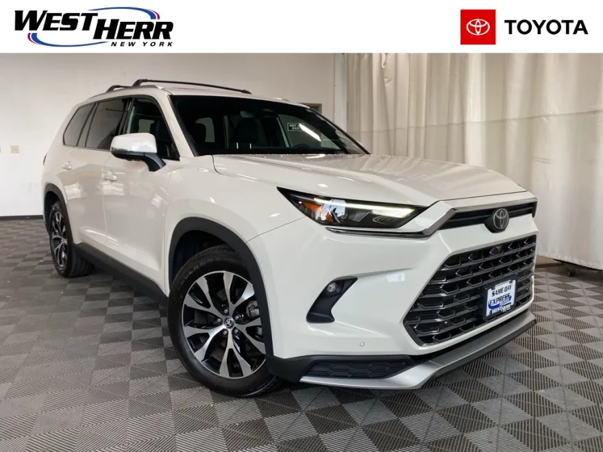 2024 Toyota Highlander Hybrid Limited photo 1