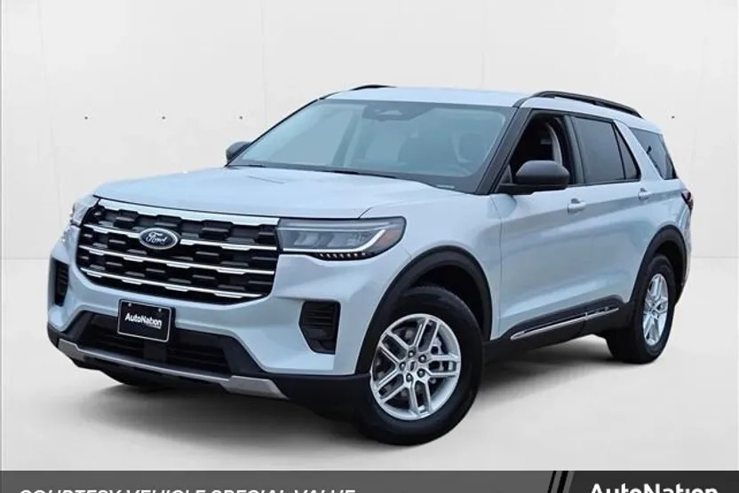 2025 Ford Explorer photo 1