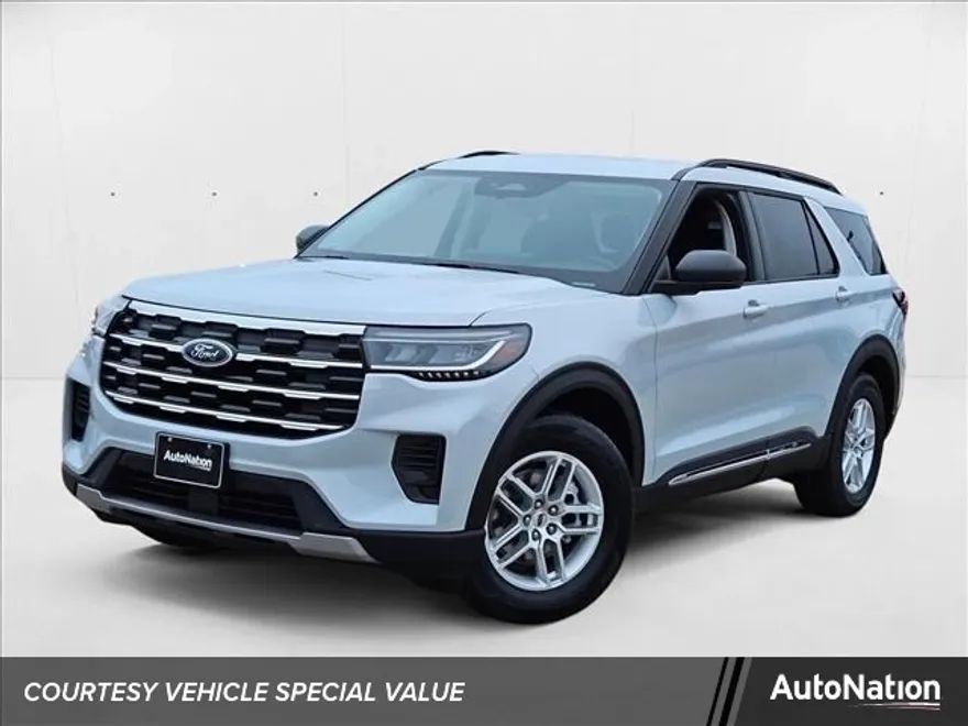 2025 Ford Explorer photo 1
