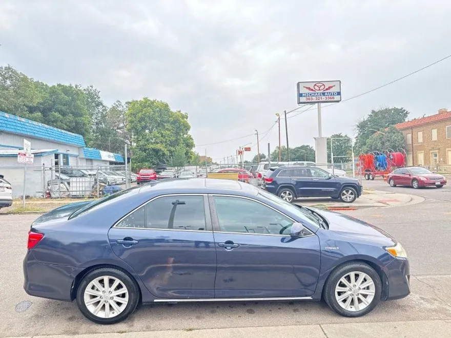 2014 Toyota Camry Hybrid XLE photo 1