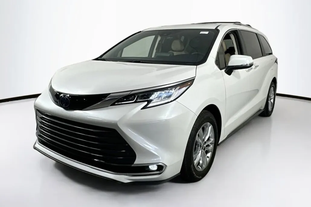 2024 Toyota Sienna Limited photo 1