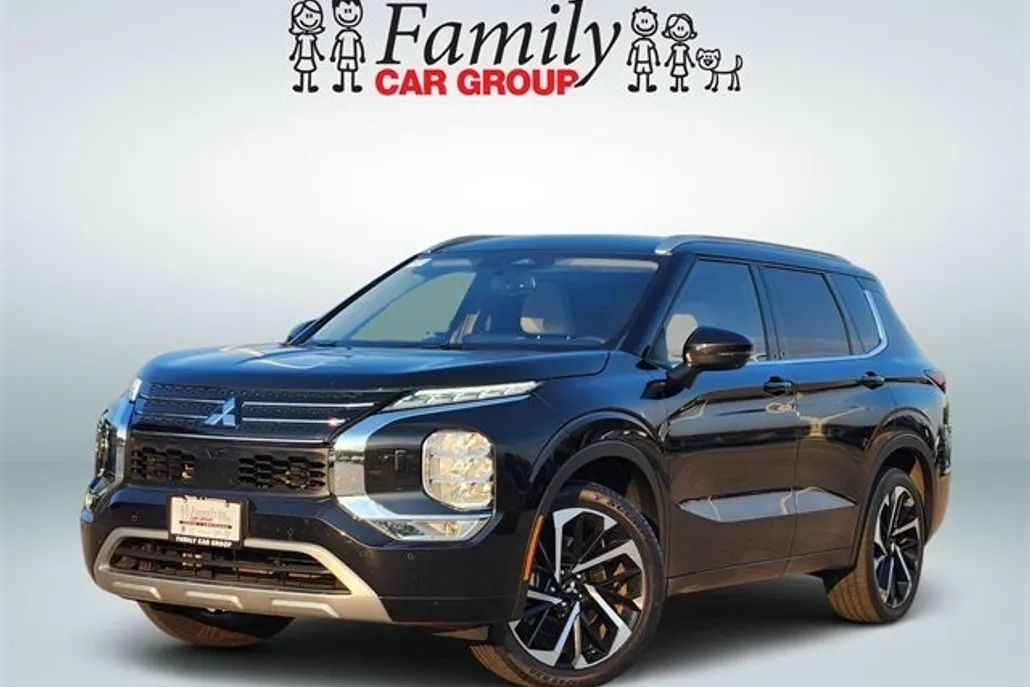 2023 Mitsubishi Outlander SEL photo 1
