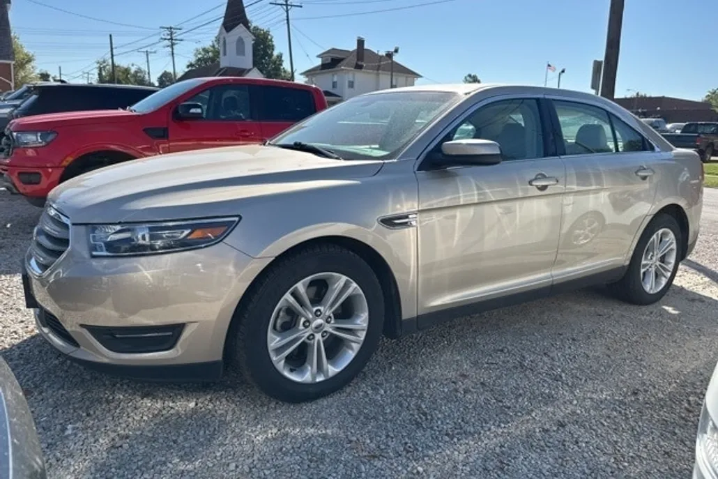 2018 Ford Taurus SEL photo 1