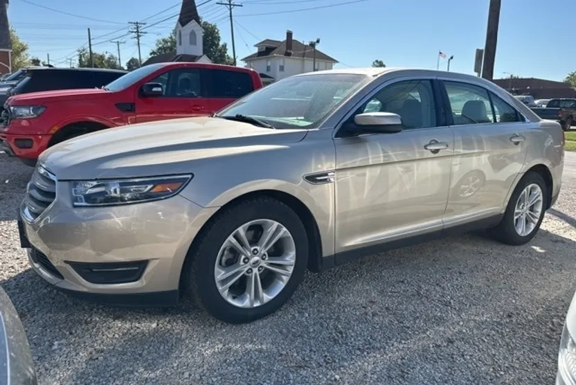 2018 Ford Taurus SEL photo 1