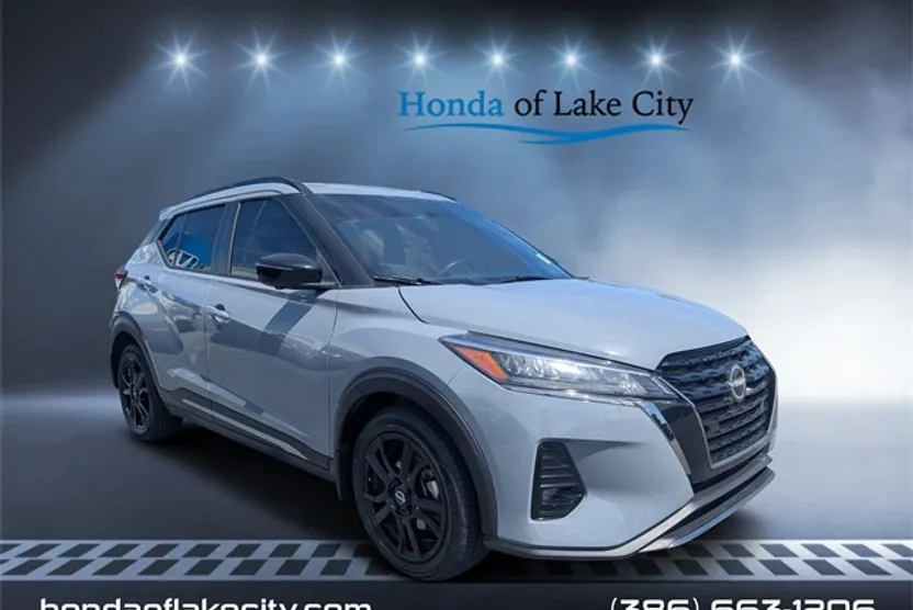 2022 Nissan Kicks SR photo 1