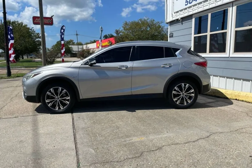 2017 Infiniti QX30 Luxury photo 1