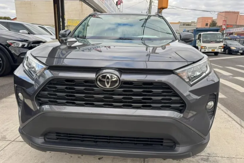 2021 Toyota RAV4 XLE photo 1