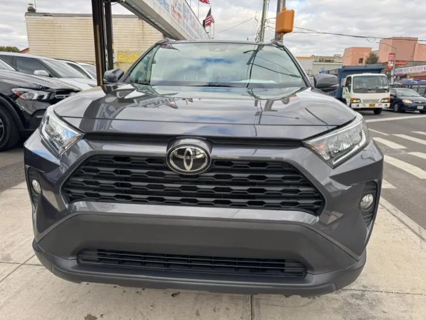 2021 Toyota RAV4 XLE photo 1