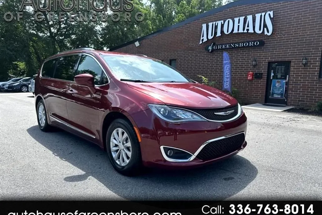 2019 Chrysler Pacifica Touring L photo 1