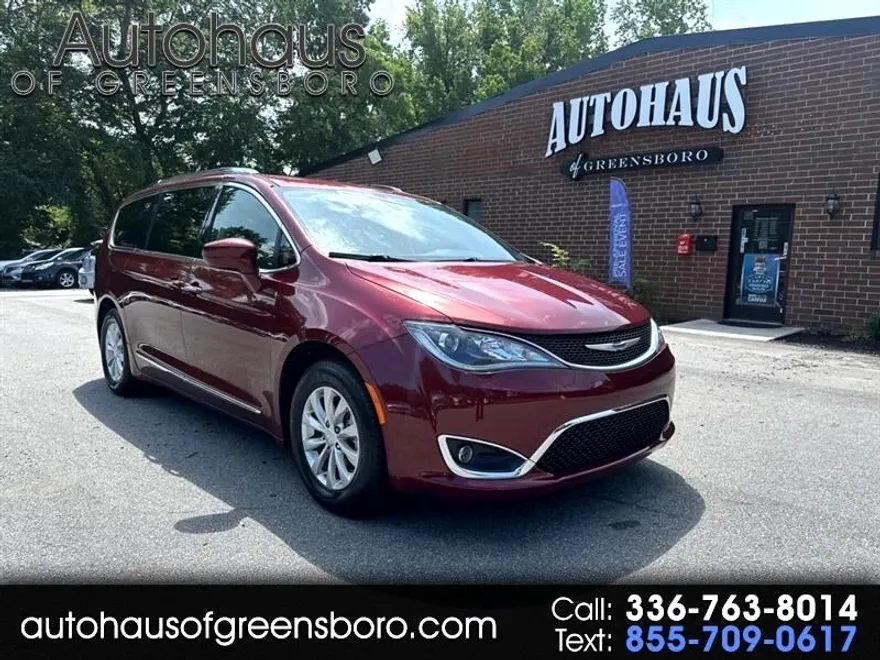 2019 Chrysler Pacifica Touring L photo 1