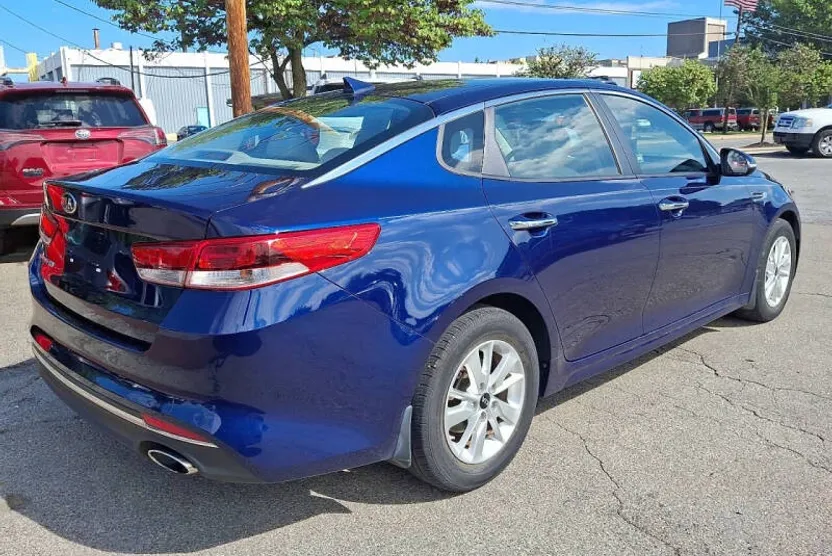 2016 Kia Optima LX photo 1