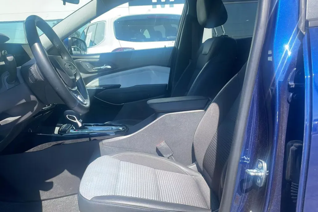2024 Chevrolet Trax LT photo 1