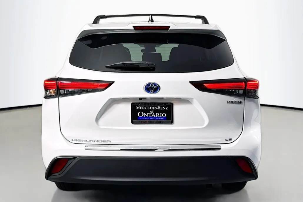 2023 Toyota Highlander Hybrid LE photo 1