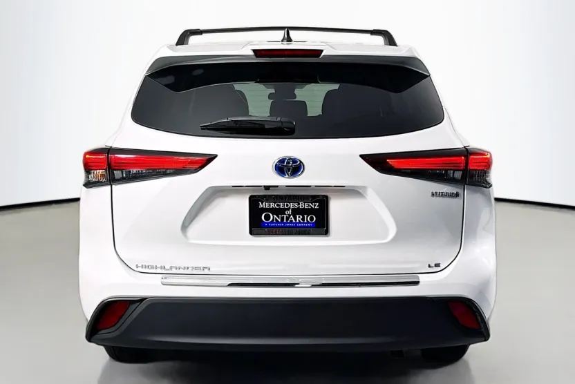 2023 Toyota Highlander Hybrid LE photo 1