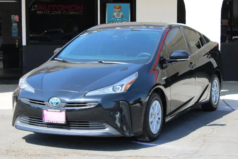 2019 Toyota Prius LE photo 1