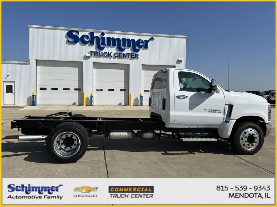 2024 Chevrolet Silverado 5500HD LT photo 1