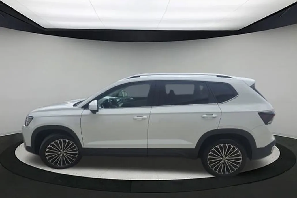 2025 Volkswagen Taos SE photo 1